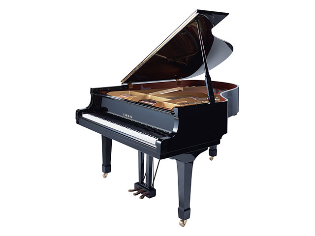 schwarzes Klavier auf weißem Hintergrund