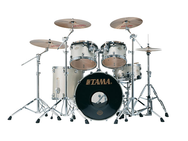 silbernes Schlagzeug auf weißem Hintergrund