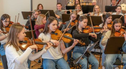 Viele Jugendliche spielen im Streichorchester in der Musikschule Bayreuth